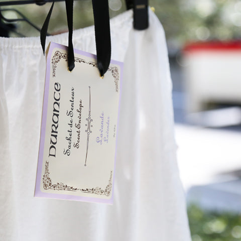 お手持ちのリボンを通してハンガーへ