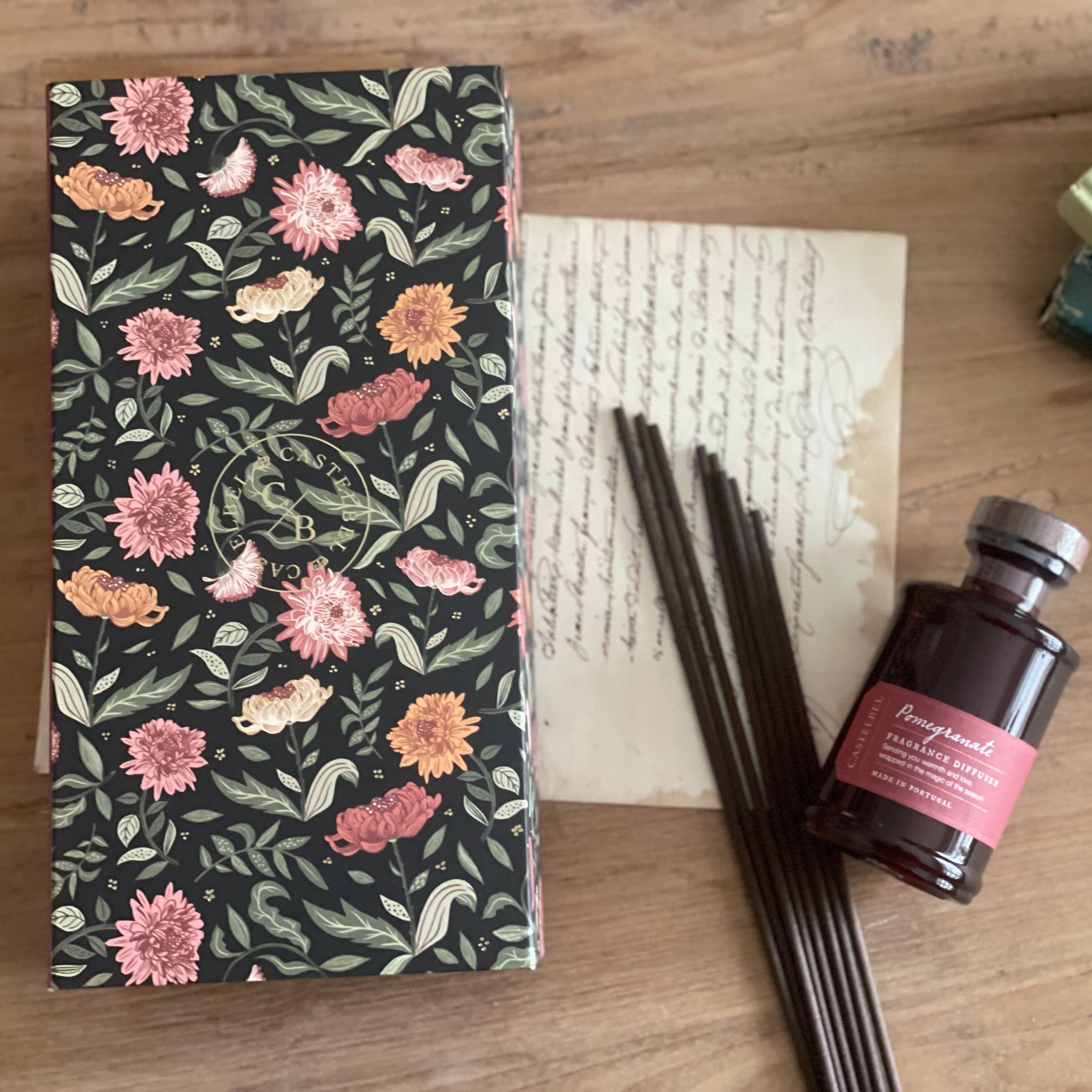 果物とウッディの甘酸っぱくて落ち着いた香り