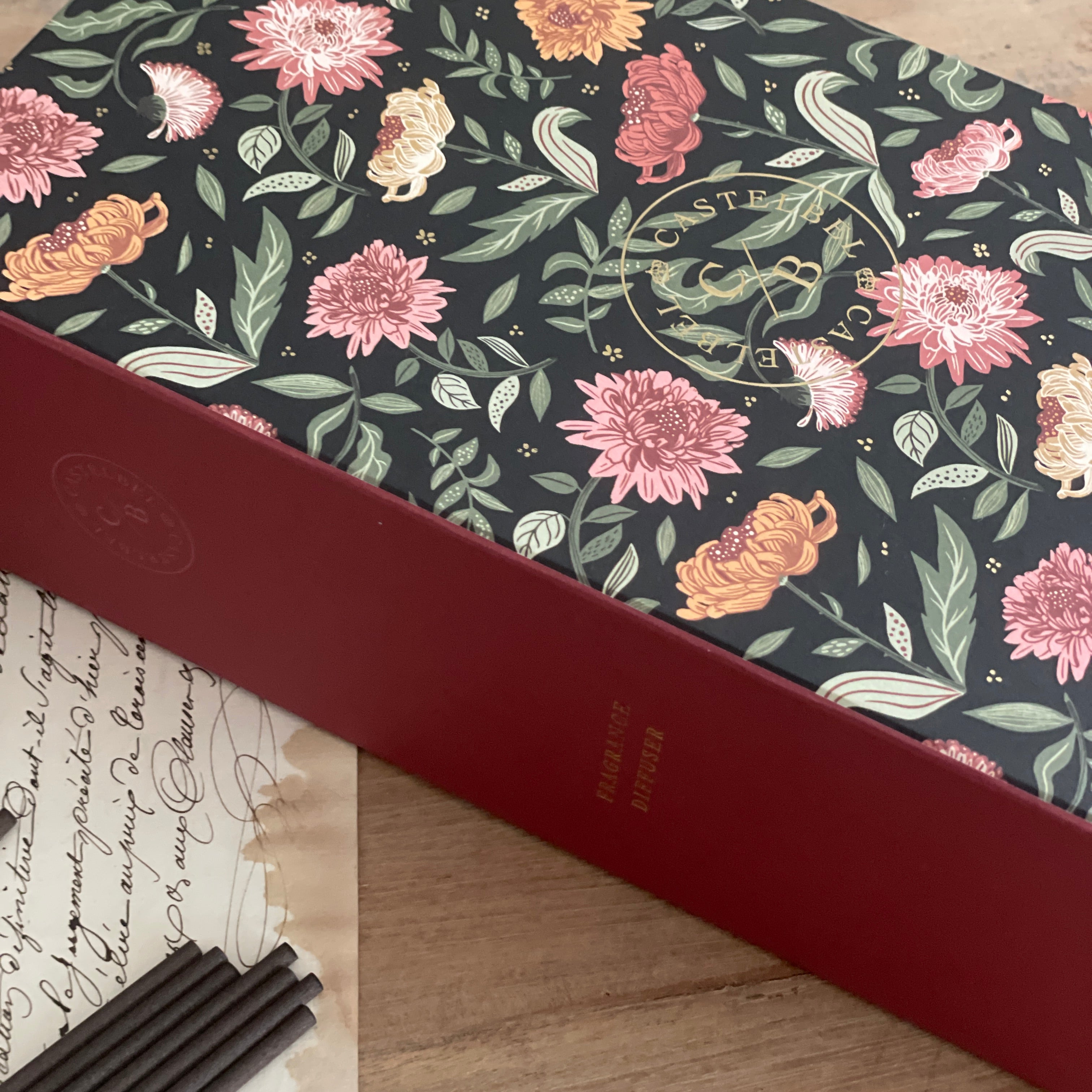 アンティーク本のブックカバーを思わせる繊細で落ち着いたデザイン