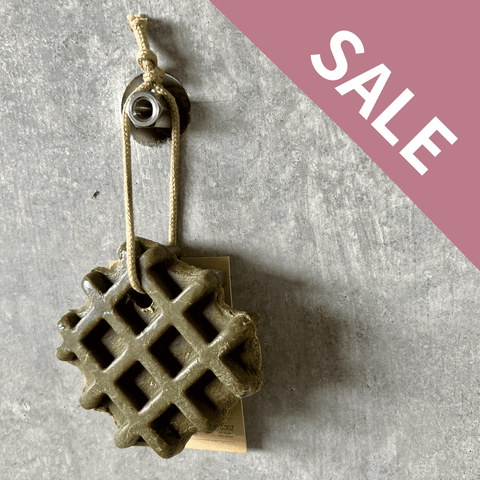 吊るして使うマルセイユソープ（ワッフル型）